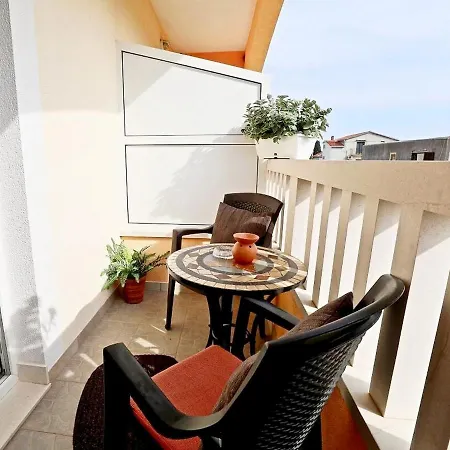 Maja Apartment *