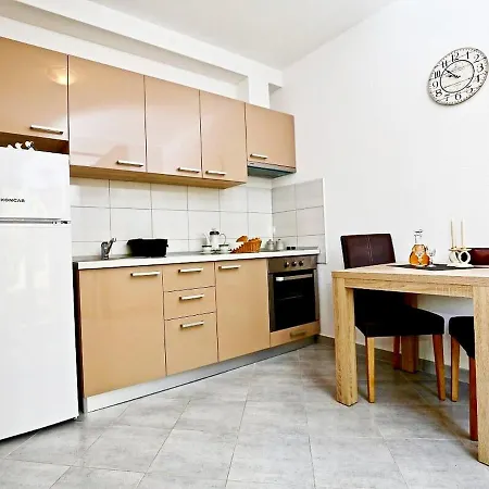 Apartment Maja Sucuraj